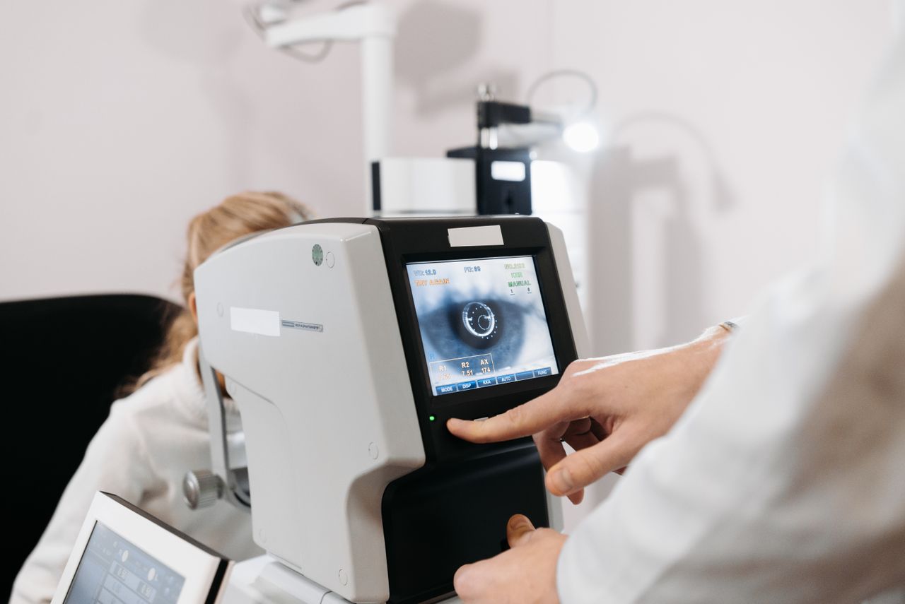 Intervento di cataratta con laser a femtosecondi: come funziona